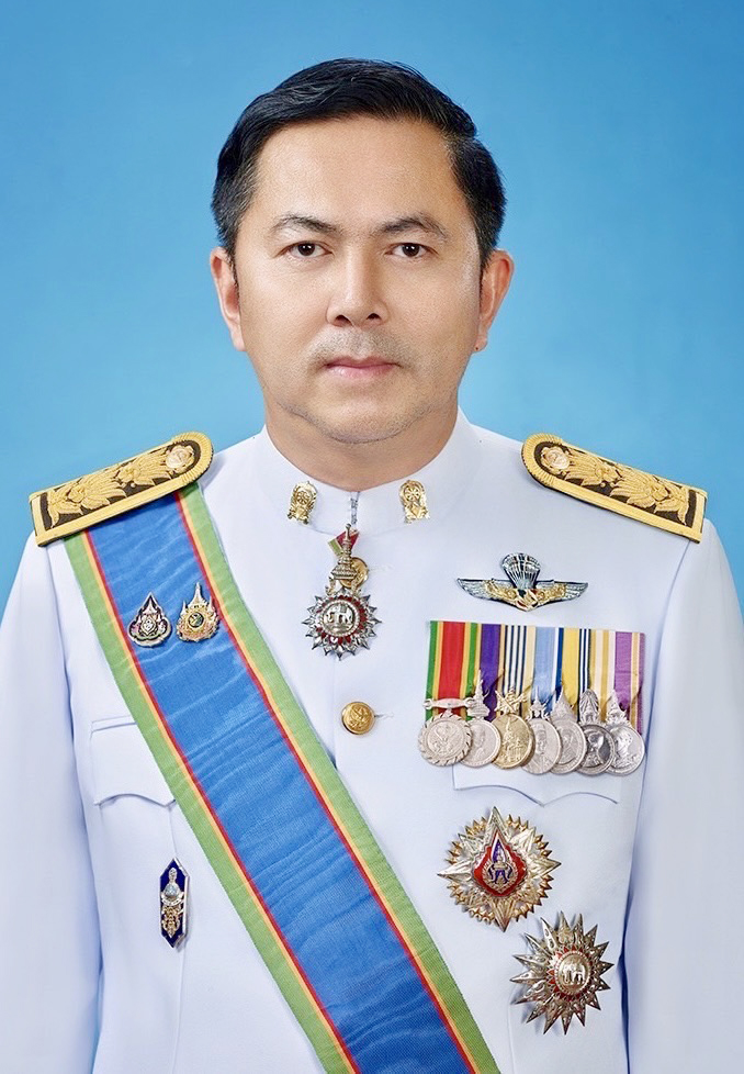 นายธนภัทร แสงจันทร์